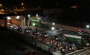 統聯巴士疑誤闖機車道「車頭削掉」卡住 台南小東地下道交通大打結