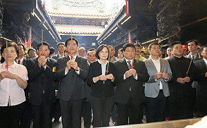 大甲媽祖今夜起駕　林佳龍、蔡英文將恭請媽祖出神龕