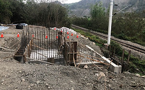 又是聯合大地監造！台東鹿野邊坡工程近鐵軌卻無護欄