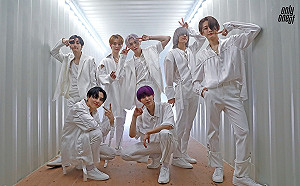 (影)韓男團編舞「手摸隊友褲襠」！網一看歌名嚇呆：太露骨了