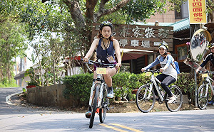 38500隻灰面鵟鷹過境八卦山  騎士感受豐富自然生態景觀