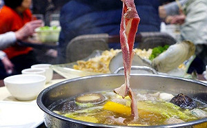 女煮火鍋僅丟錯1物！秒變暗黑料理