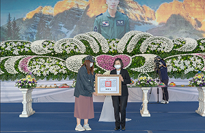 F-5E飛官羅尚樺公祭 蔡英文頒褒揚令喊「你的任務結束了」