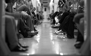 坐捷運1舉動被狂瞄！網：快換車廂