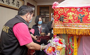 蔡英文當白沙屯媽祖「香燈腳」：積極說明四項公投