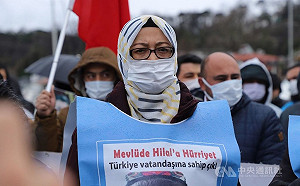 維吾爾女力 包著頭巾引領控訴中共無道