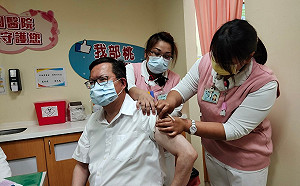 （影）AZ疫苗今擴大接施打 6都市首長當中鄭文燦搶頭香