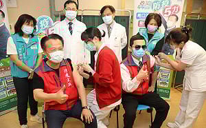 翁章梁施打AZ疫苗：疫苗護照未來是必備證件 籲民眾儘快接種