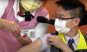 武漢肺炎》羅一鈞帶頭打AZ 自曝：我幫糖友挨第一針