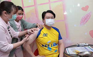 「比小時候打預防針還沒感覺」林右昌打AZ疫苗：因應國境解封須打疫苗