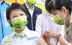 主動接種COVID-19疫苗  盧秀燕：以身作則安定民心