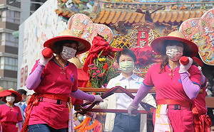 旱溪媽祖遶境十八庄200周年  盧秀燕、蔡其昌一同點燃起馬炮