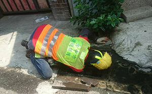 粗心少婦弄丟鑽石婚戒  清潔隊員使命必達挖溝尋回