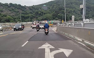 關渡大橋路面補丁嚴重　新北議員憂騎士行車安全