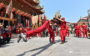 「飛輦轎、過金火」傳承百年文化 桃園福海宮祈求順利遷移
