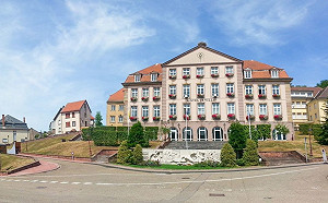 臉書演算法出錯！法國歷史小鎮官網「無辜躺槍」遭刪