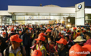 良影一二》清空德國寶馬 車商迎白沙屯媽祖粉紅超跑駐駕