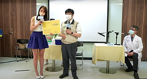 直播現場》AZ疫苗施打成效不佳！疾管署署長周志浩帶頭醫護人員共同接種