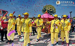 媽祖神轎會自己動？他喊「放下來」見證奇蹟　網友全吵翻