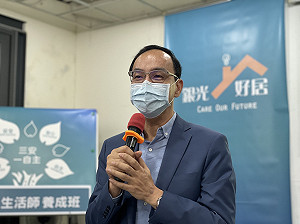 援助第一線醫護 朱立倫捐50萬只醫療手套