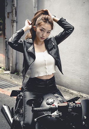 騎車撩頭髮！網嗨：帥到差點戀愛