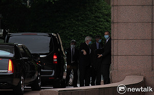 美國資深訪團下午到政院拜會蘇揆 陶德等人向記者揮手致意