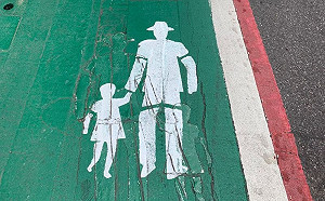 人行道重漆有亮點！「爸爸換邊了」暖哭全場：男人的溫柔