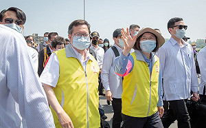 蔡英文化身白沙屯媽祖香燈腳  鄭文燦陪同北港進香