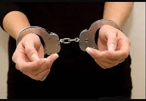 台南女警開單竟遭違停駕駛持斧頭猛砍受傷！防彈背心擋下致命攻擊