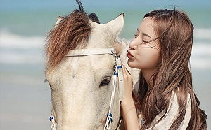 與馬超甜互動！網紅舉動引網心動