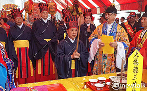 嘉縣大林鎮聖賢宮祈雨  縣長翁章梁領軍
