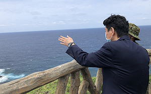 發布美日聯合聲明後 日本防衛大臣赴與那國島遠眺台灣