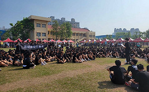 鳳山高中校慶學生黑衣抗議  教部盼落實校務民主