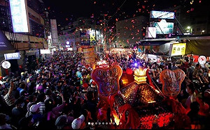 台中企業家捐贈500萬金匾 大甲媽回鑾金光閃閃