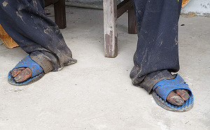 慈濟醫院協助打掃弱勢戶  民眾十年沒洗的腳煥然一新