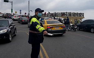 合歡山花季假日人車爆量　警方加強疏導