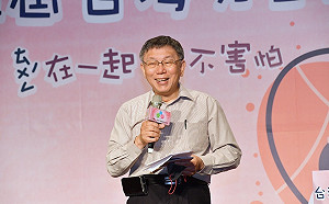 自爆打完疫苗頭痛發燒「耐力太強一樣上班」柯文哲：我不打會變政治事件