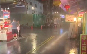 日月潭總算下大雨！ 遊客商家急留影樂翻了