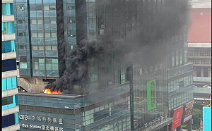 (影)北市京站大樓火警濃煙直衝天際 消防人員急搶救滅火
