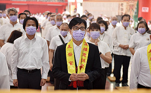 高雄意誠堂關帝廟祈雨  陳其邁主祭官恭讀疏文