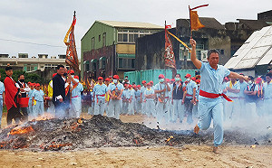 輔信王公聖誕 福海宮再現「飛輦轎、過金火」百年傳統