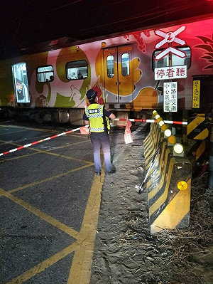 台鐵深夜驚傳撞車事故！轎車闖越平交道 遭電聯車擦撞「車頭毀損」