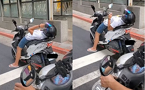 吃罰單的姿勢！男騎士愜意等紅燈 躺坐墊吞雲吐霧