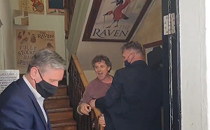 (影)「滾出我的酒吧！」  英國工黨黨魁支持封城 遭酒吧老闆轟出門