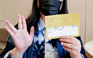 武漢肺炎》施打疫苗後PO文！唐鳳用「外星手勢」報平安