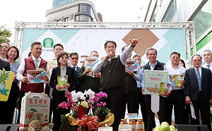 黃偉哲北上板橋促銷台南鳳梨 創下六千箱甜蜜蜜熱銷佳績