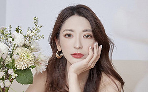 為愛飛香港試婚！劉芒擁吻男友曬「超大鑽戒」升格人妻