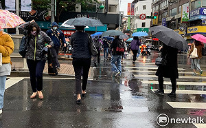 週末水氣報到雨連下5天！氣象局：中南部平地也有機會