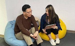 彎下腰選真的!  趙少康:從年輕人身上學到不少新想法