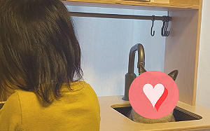 小廚房水槽「長出」圓眼萌貓　網驚：這隻也太大了吧！